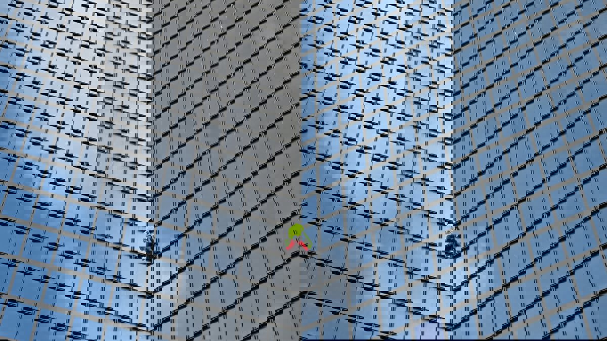 بعد شهر من حرب غزة.. "الرجل العنكبوت" يتسلق برجًا لتوجيه "رسالة سلام"
