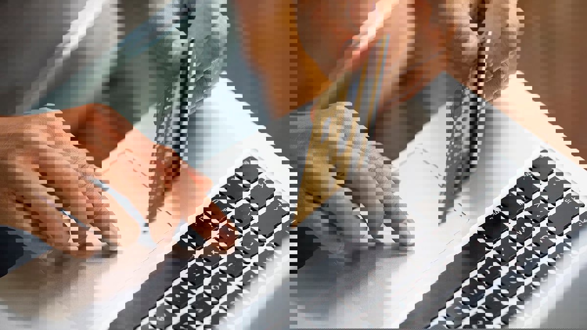 بينها أدوية زائفة.. تحقيق بتوزيع موقع تسوق شهير منتجات غير قانونية