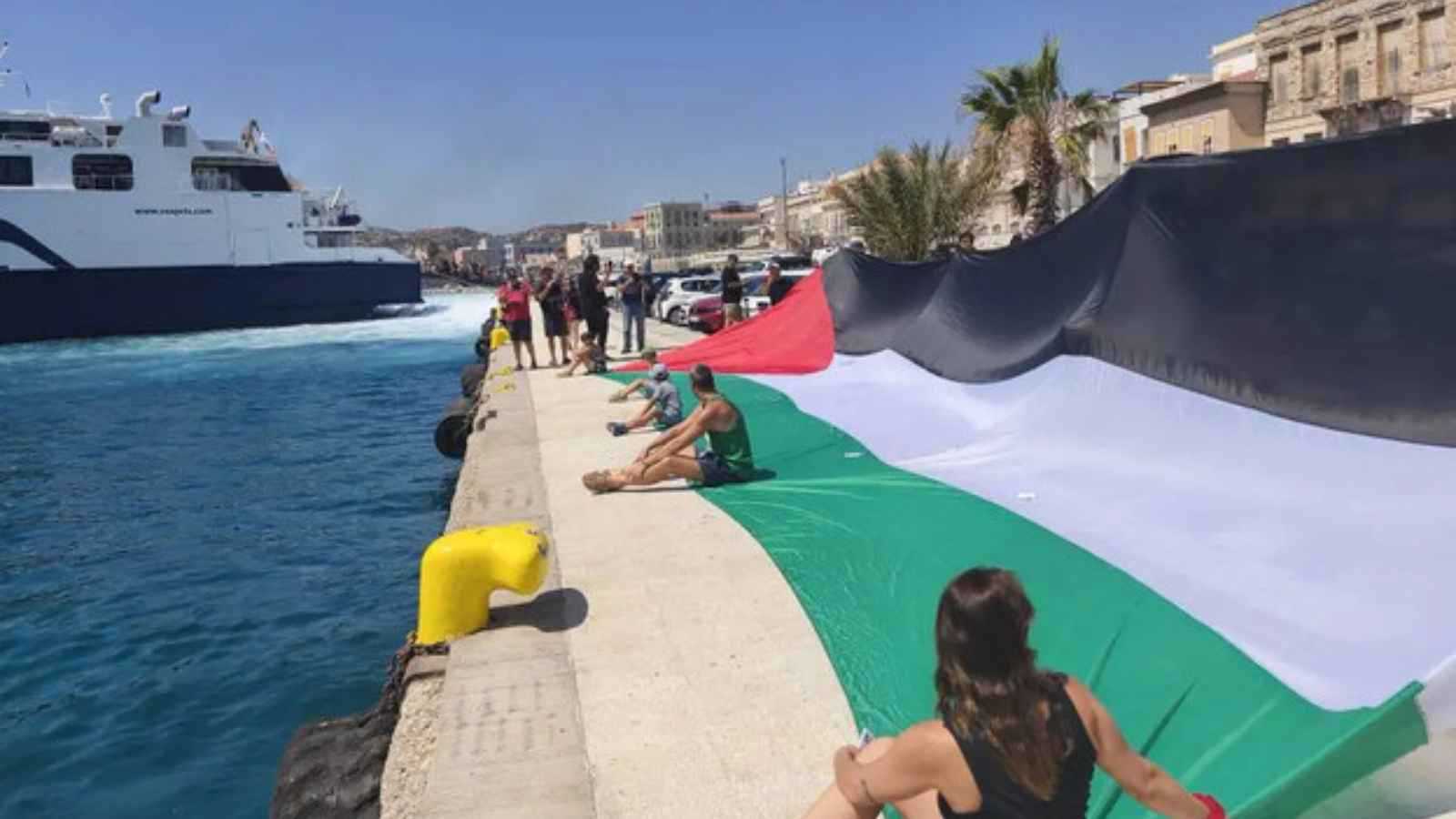 اليونان تمنع سياحا إسرائيليين من مغادرة سفينة بسبب تظاهرات ضدهم