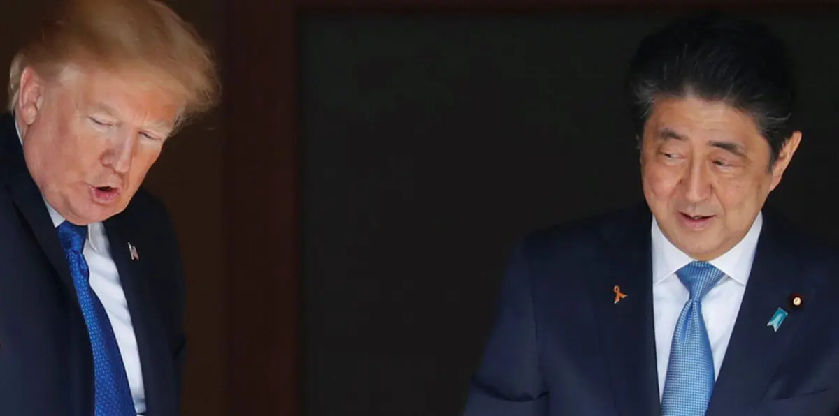 ترامب يفقد صبره أمام رئيس الوزراء الياباني (فيديو وصور)