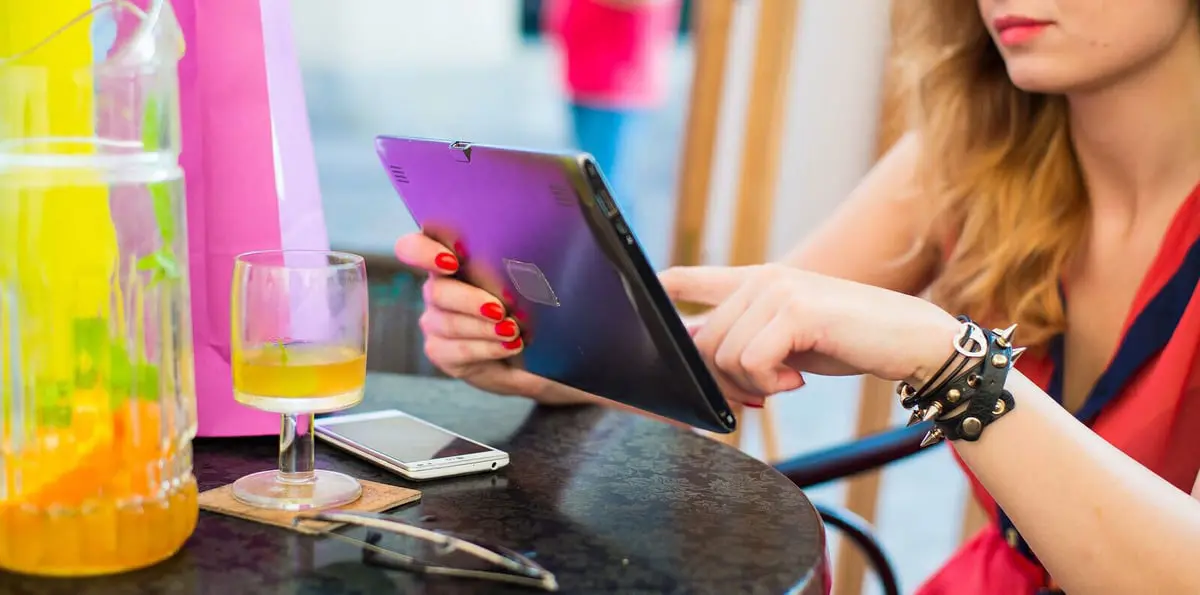 كيف تجبر محلات الأزياء الناس على شراء الأشياء التي لا يحتاجونها؟