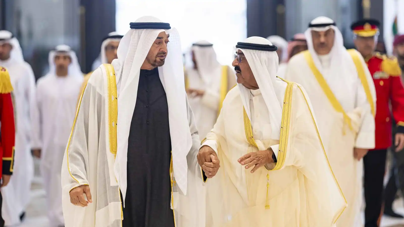 محمد بن زايد وأمير الكويت يبحثان العلاقات الأخوية والتطورات في المنطقة