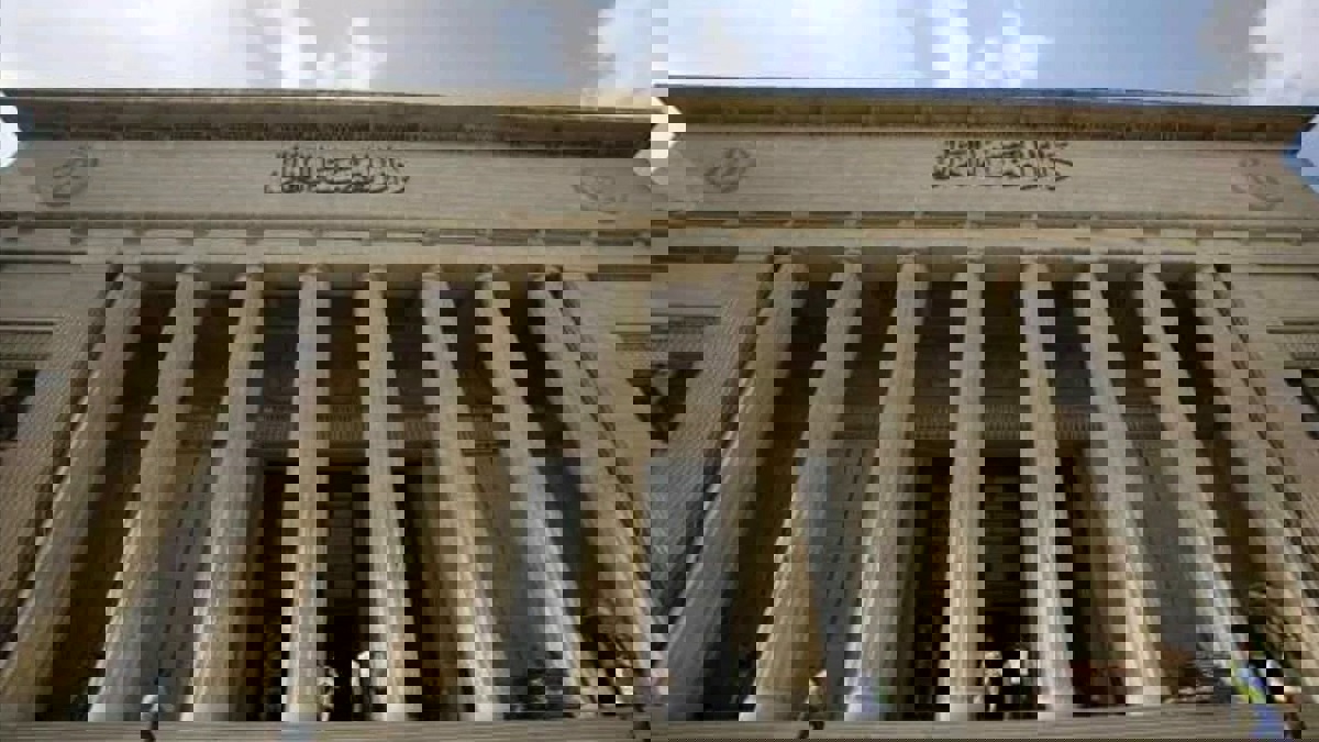 "عجوز" مصري يهتك عرض طفلة عمرها 4 أعوام