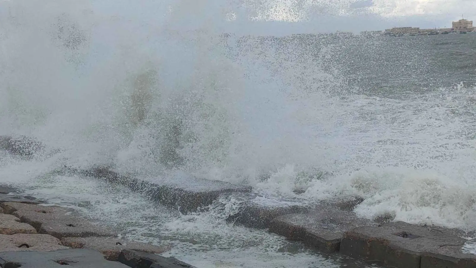 شاب مغربي تبتلعه الأمواج إثر تحد خطير على "تيك توك"