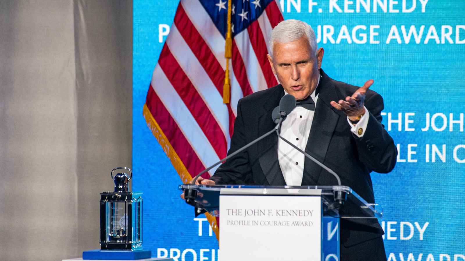 مايك بنس: سياسات ترامب تهدد "الحلم الأمريكي"