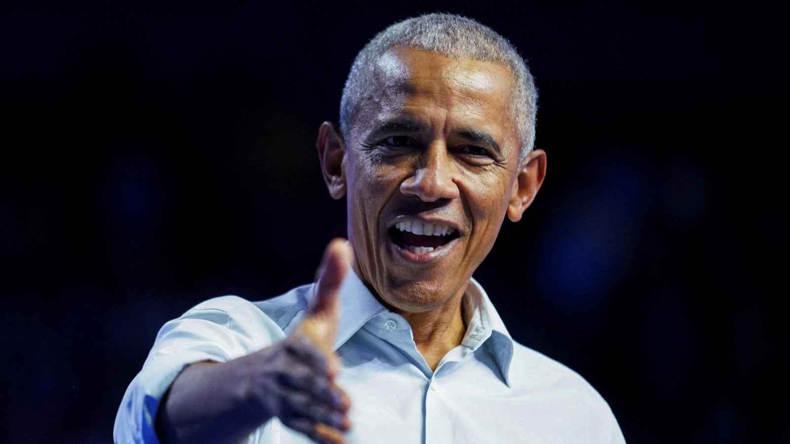 أوباما يتفوق على توم هانكس في سباق جوائز "إيمي 2025"