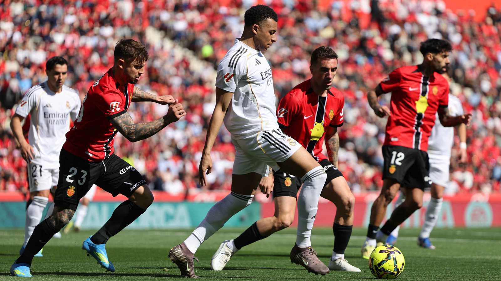 منح برشلونة 6.. كم نقطة خسرها ريال مدريد بسبب الـVAR؟ 