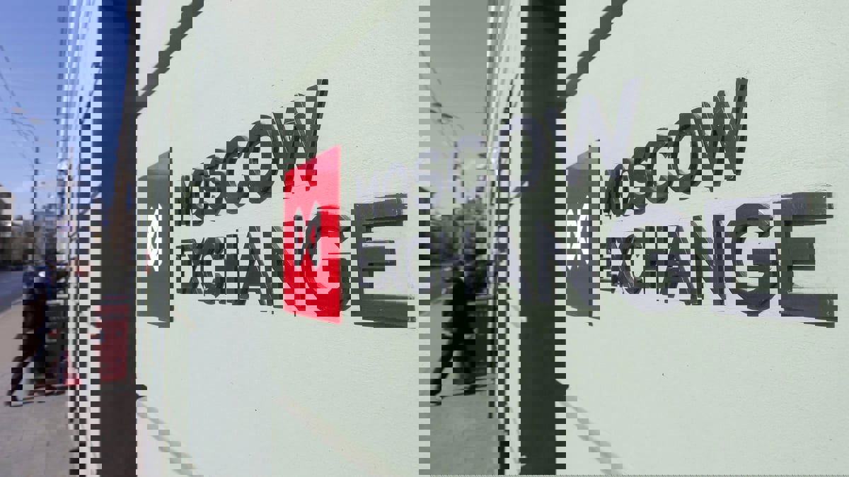 بورصة موسكو تعمل على بدء التداول بالعملتين الهندية والإماراتية