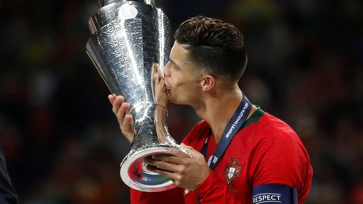 أبرز تغريدات تويتر الرياضية.. رونالدو يحتفل بثالث ألقابه.. ومحمد صلاح في رحلة صيد (صور)