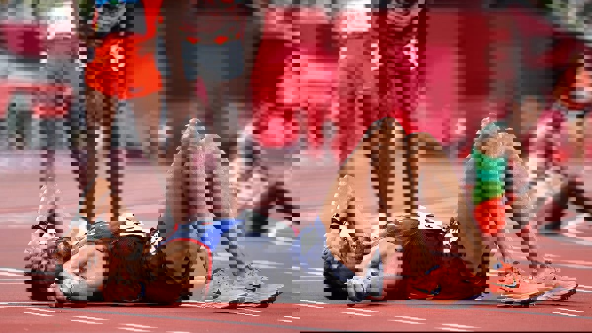 عداء ماراثون يثير الغضب بأسوأ سلوك غير رياضي في أولمبياد طوكيو (فيديو)