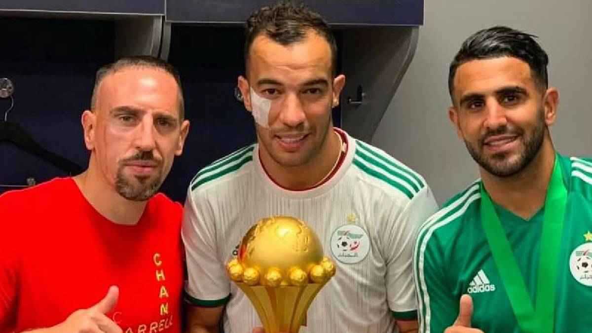 "المنتخبات الكبيرة لا تهين نجومها".. بلعمري يدافع عن رياض محرز برسالة نارية 