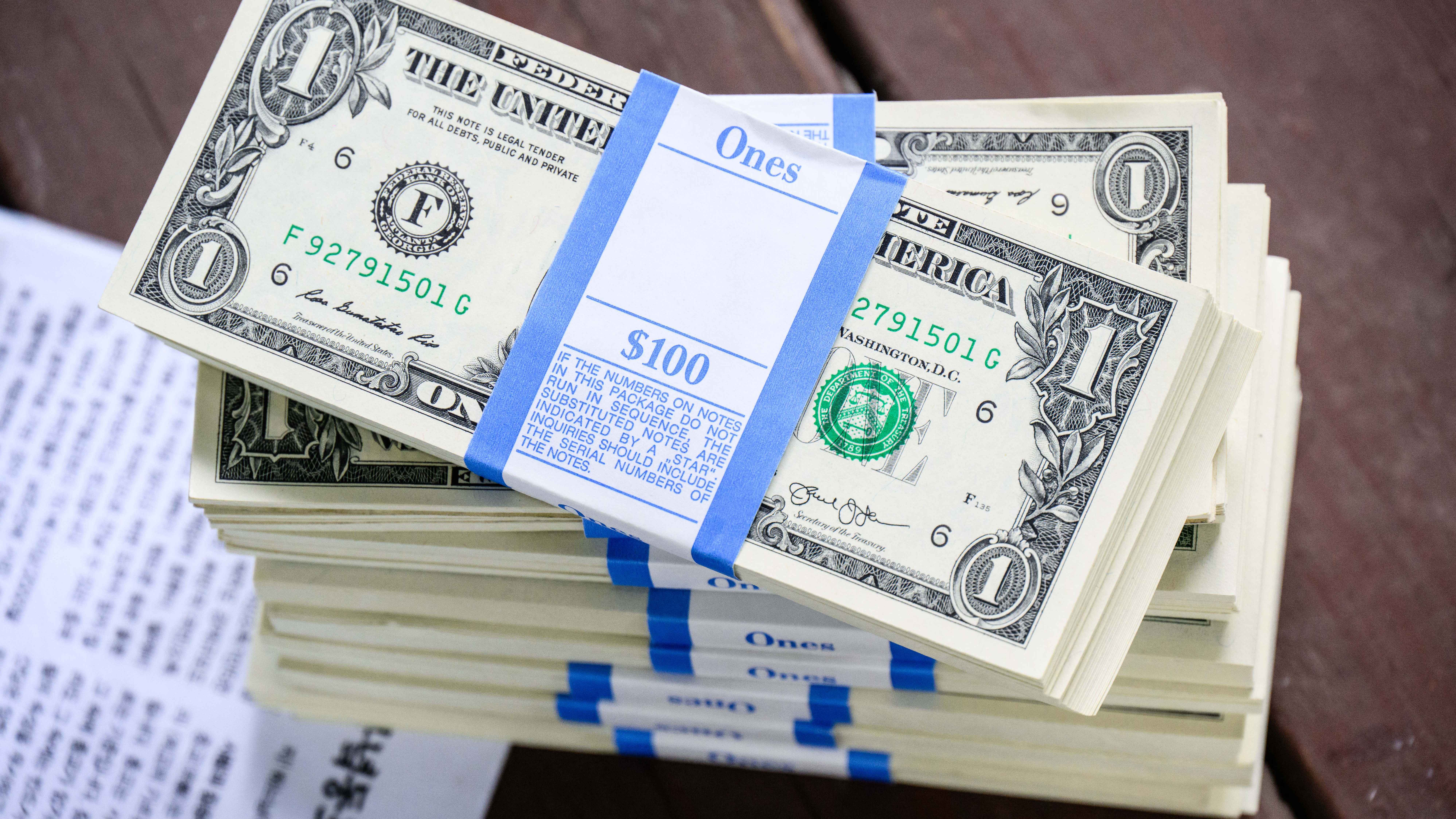 ارتفاع الدولار بعد انتعاشه من أدنى مستوى في 3 أسابيع