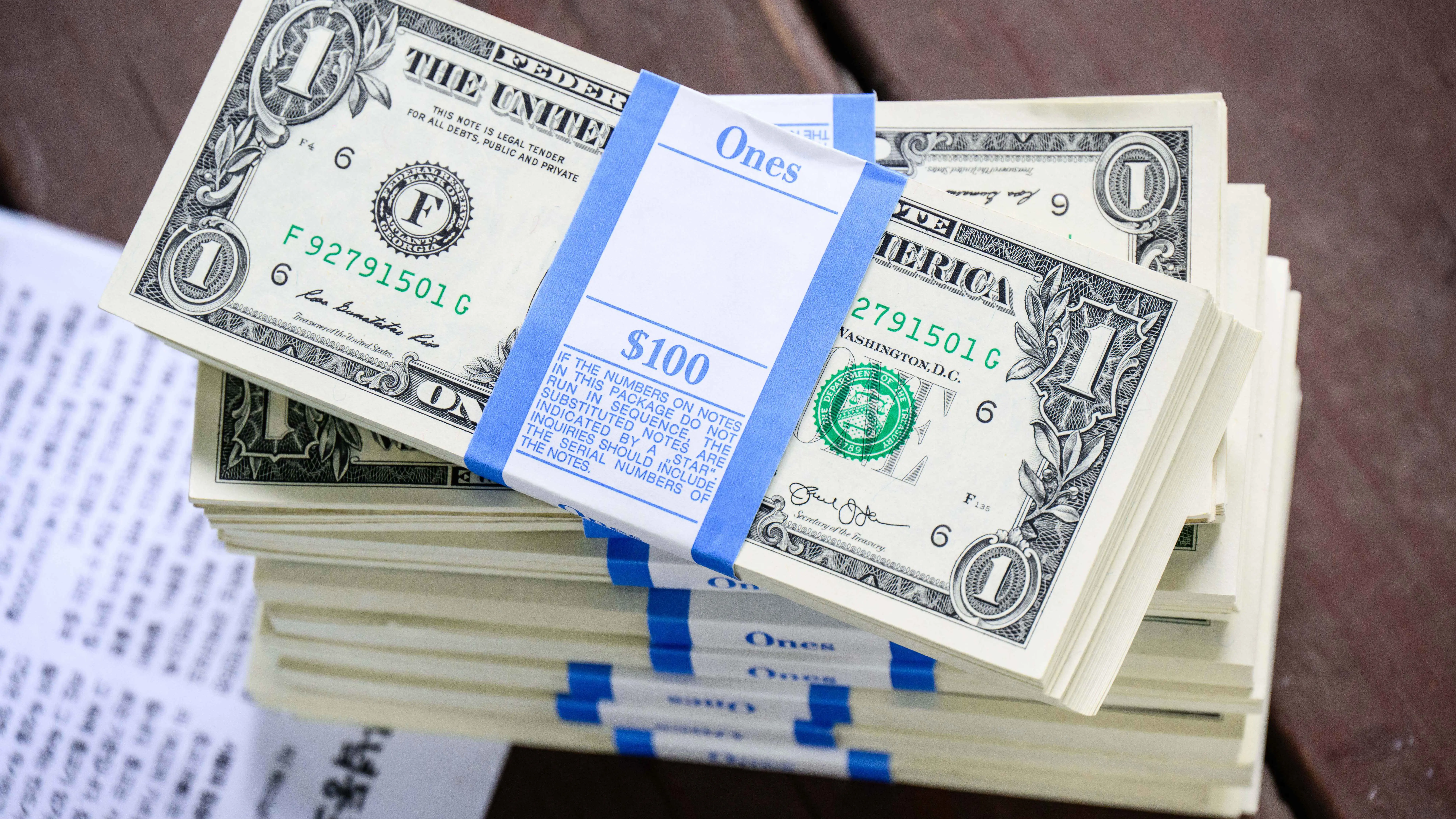 ارتفاع الدولار بعد انتعاشه من أدنى مستوى في 3 أسابيع