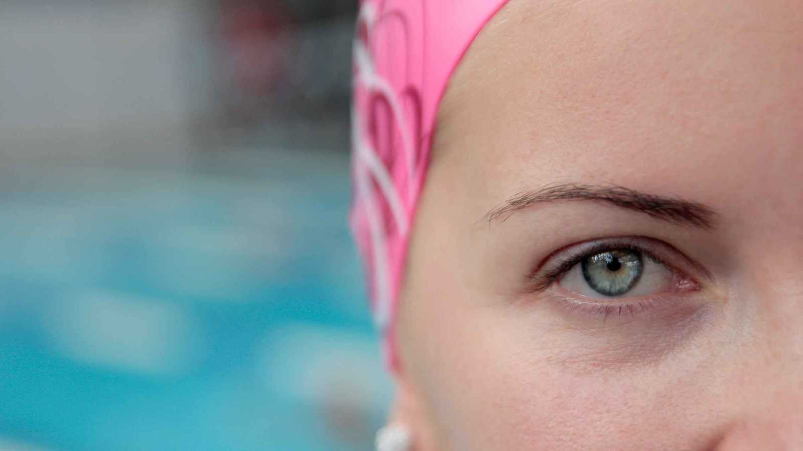 خبيرة تحذر من آثار مدمّرة للسباحة بالعدسات اللاصقة