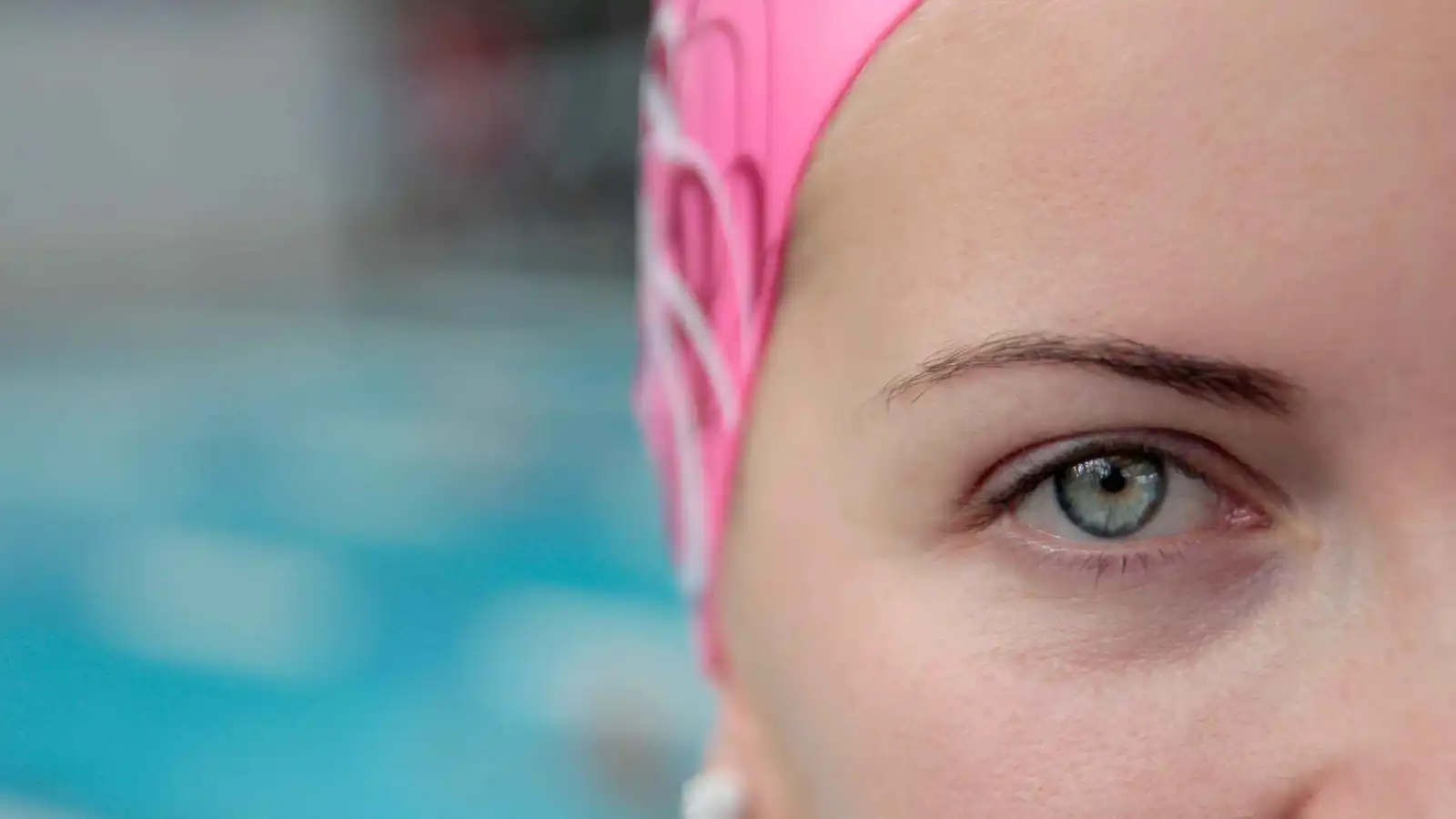 خبيرة تحذر من آثار مدمّرة للسباحة بالعدسات اللاصقة