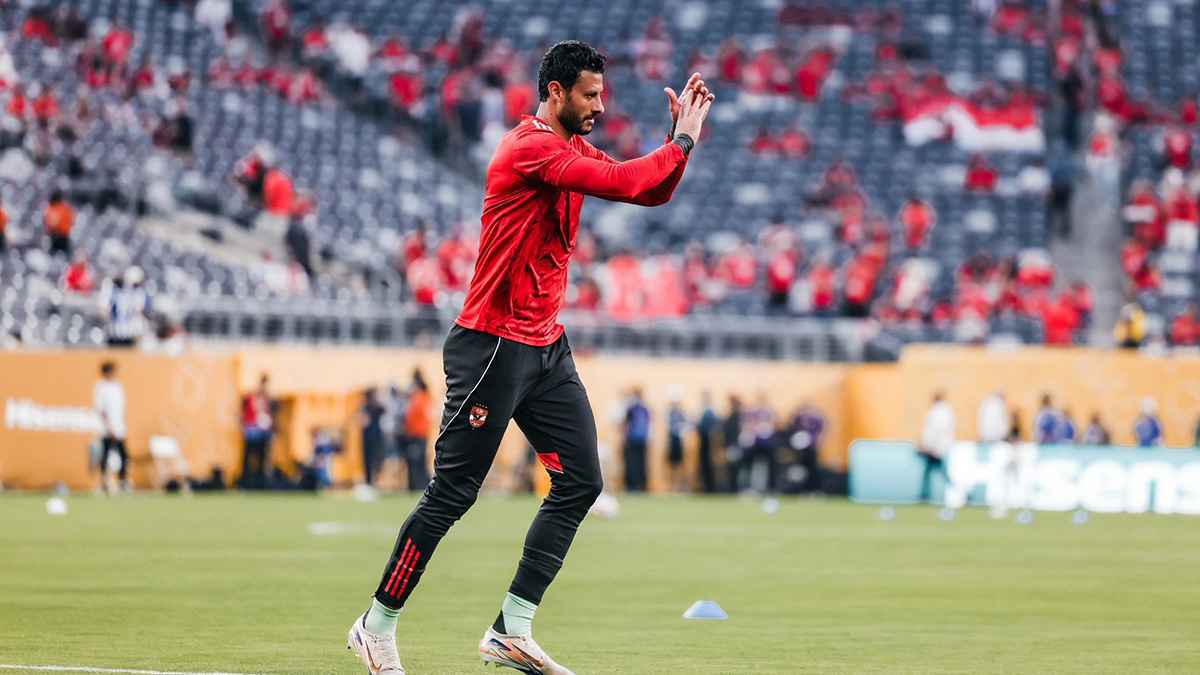 "مفكرش يتحرك".. إكرامي يشن هجوما على حارس الأهلي المصري (فيديو)