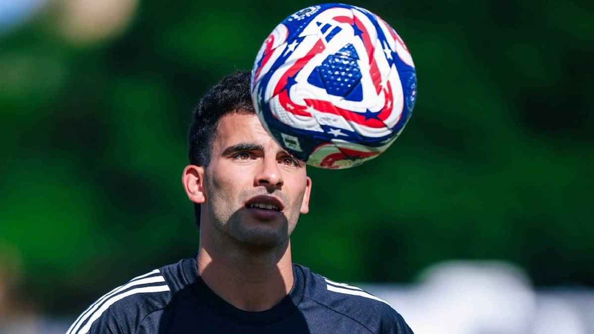 يريد بناء تاريخ.. تعليق ناري من أسطورة الأهلي حول انتقال زيزو (فيديو)