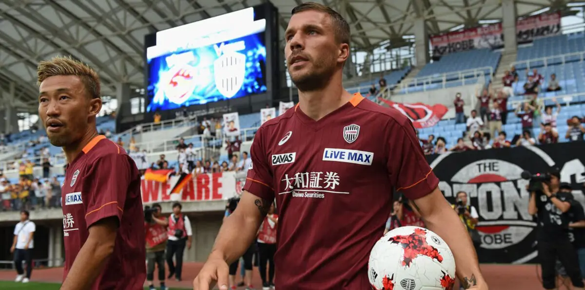 بودولسكي يظهر بحذاء غريب في الدوري الياباني (صور)