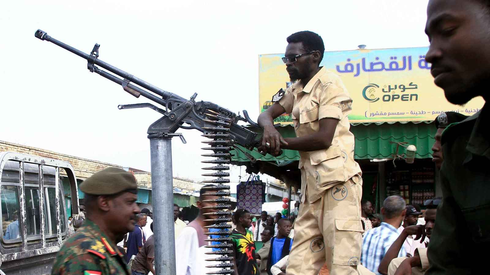 انشقاق ضابط بالجيش السوداني وانضمامه لـ"الدعم السريع" (فيديو)