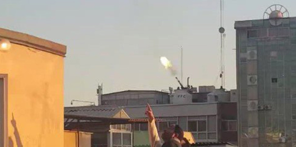 بالفيديو والصور.. طائرة مجهولة بدون طيار تثير هلع سكان طهران