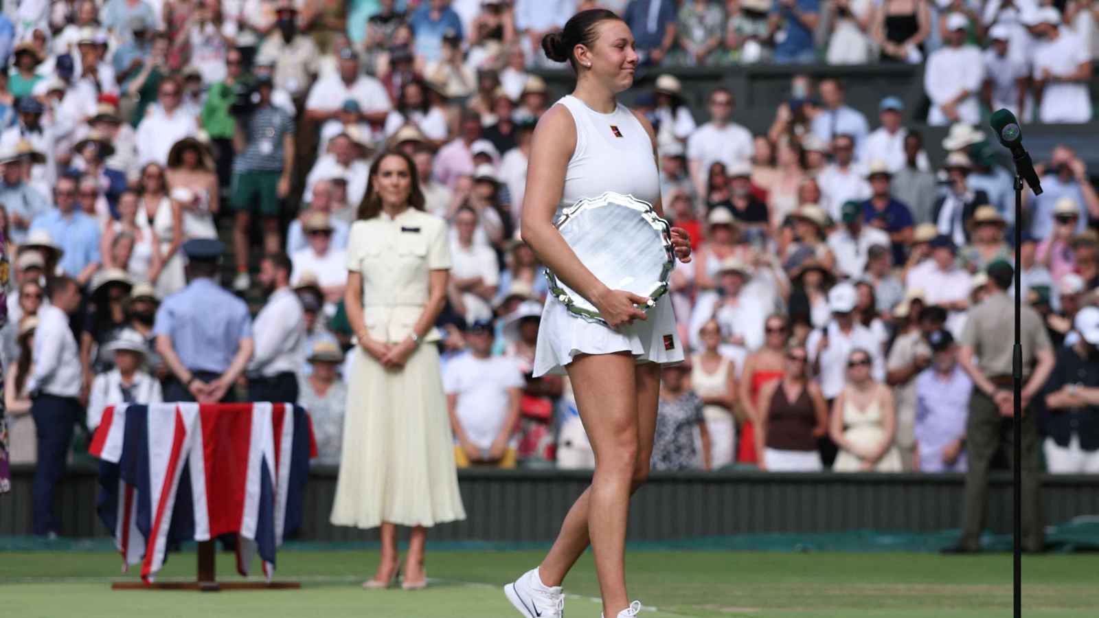 أنيسيموفا تنهار بالدموع أمام والدتها بعد خسارة تاريخية في ويمبلدون (فيديو)