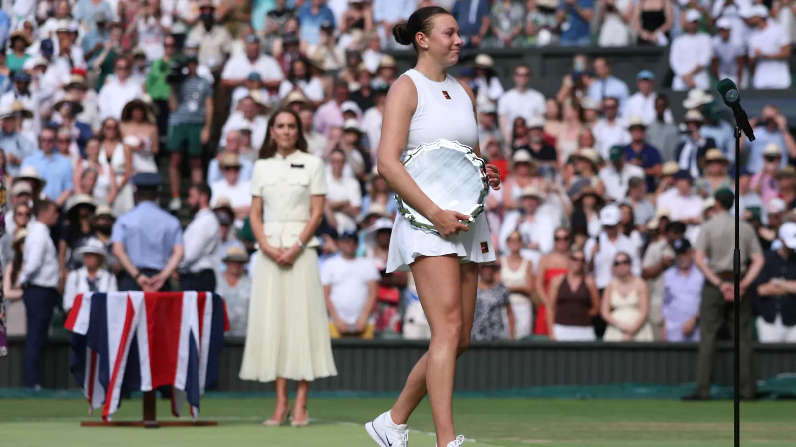 أنيسيموفا تنهار بالدموع أمام والدتها بعد خسارة تاريخية في ويمبلدون (فيديو)