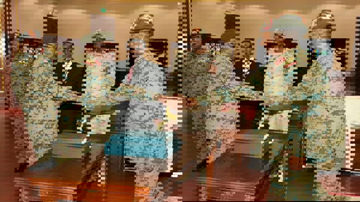 أقاله البشير وأعاده البرهان.. من هو وزير الدفاع السوداني الراحل جمال الدين عمر؟