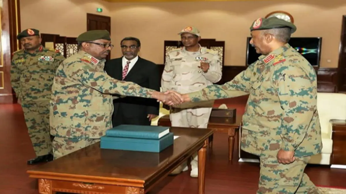 أقاله البشير وأعاده البرهان.. من هو وزير الدفاع السوداني الراحل جمال الدين عمر؟