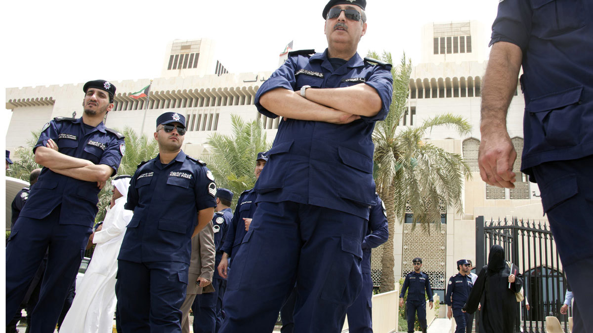 الكويت.. اشتباك بالأيدي بين عسكري و7 رجال أمن بسبب مخالفة مرورية