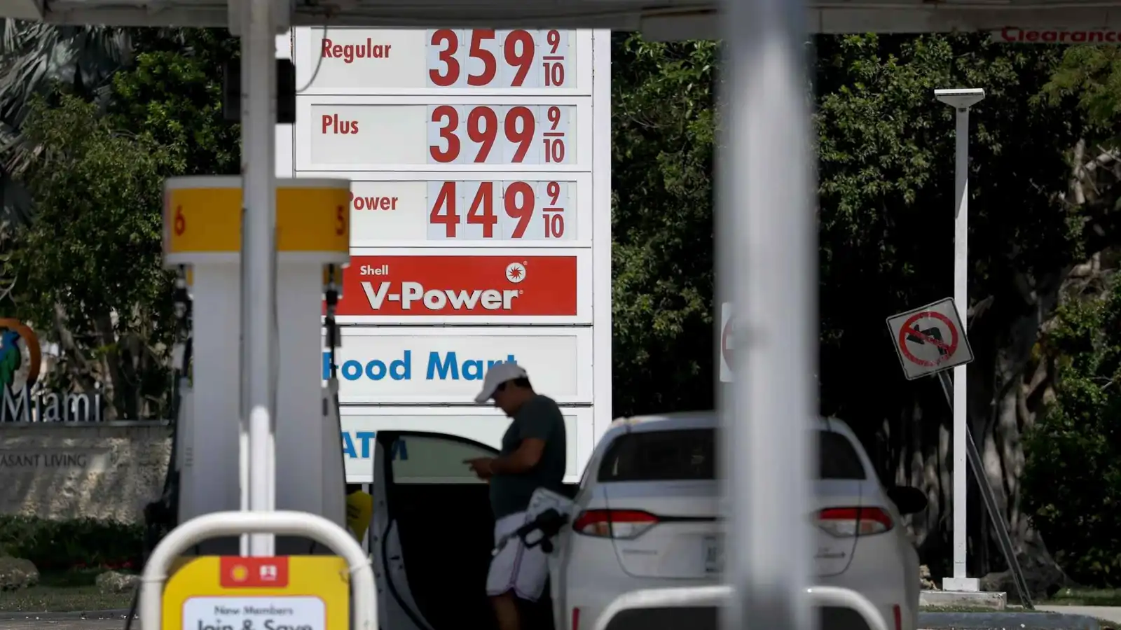 واشنطن "مستفيدة".. هل سيصل سعر برميل النفط إلى 200 دولار؟