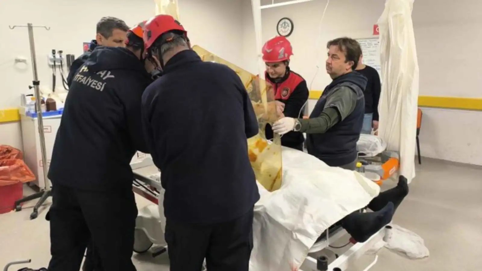 جراحون يستعينون بالدفاع المدني لإخراج قضيب حديدي من صدر مريض (فيديو)