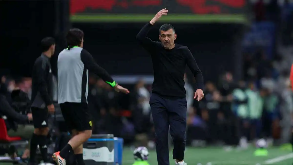 لا يتقبلونه.. لاعبو الاتحاد السعودي ينقلبون على كونسيساو