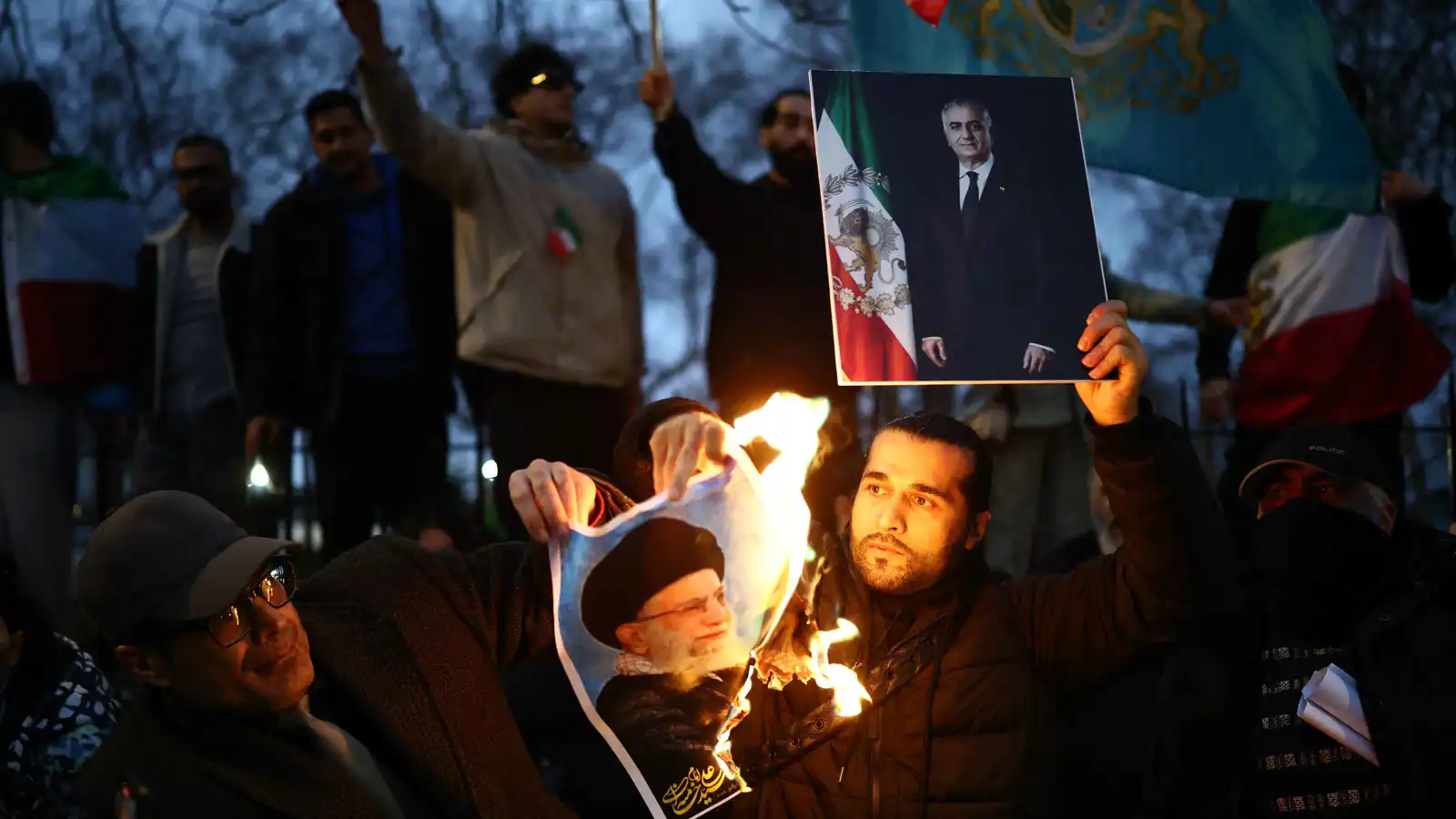 طموح بهلوي.. هل يملأ ولي العهد السابق "فراغ السلطة" الإيرانية؟