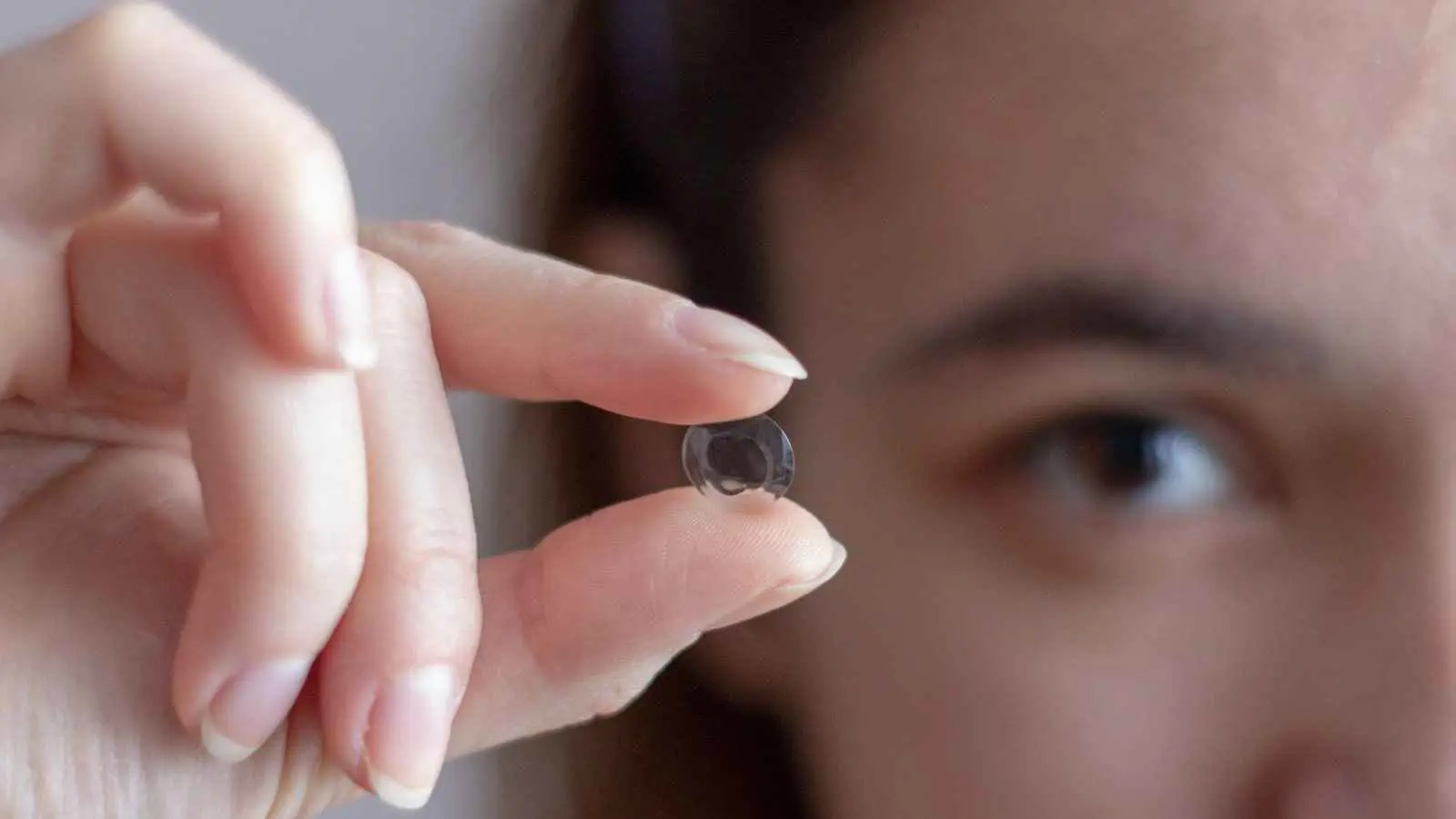 خطأ أفقد شابة أمريكية بصرها.. احذروا العدسات اللاصقة