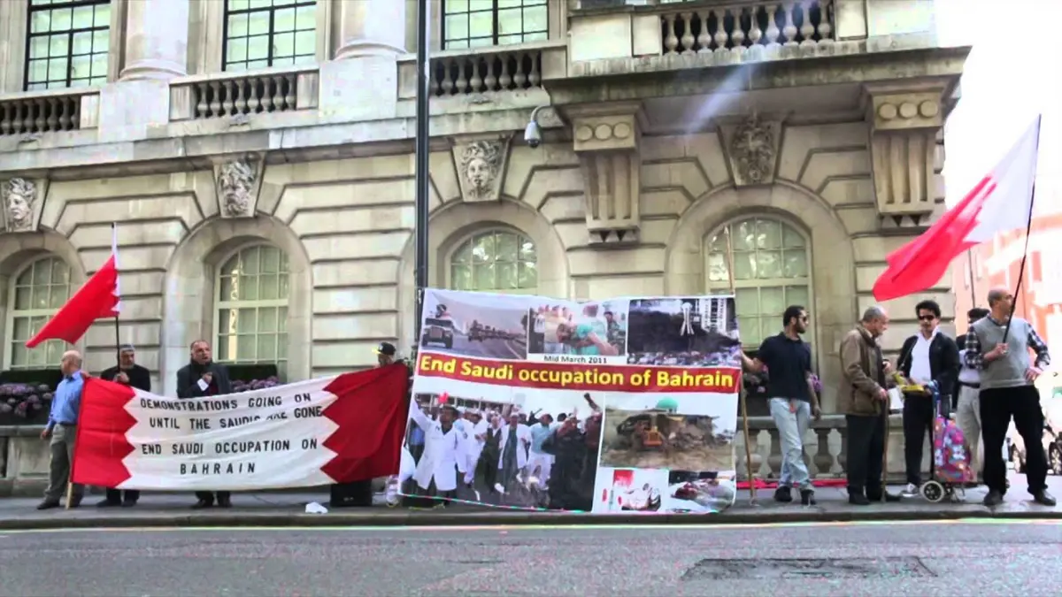 البحرين عن واقعة اعتلاء ناشط سفارتها بلندن: تتجاوز أي احتجاج سلمي