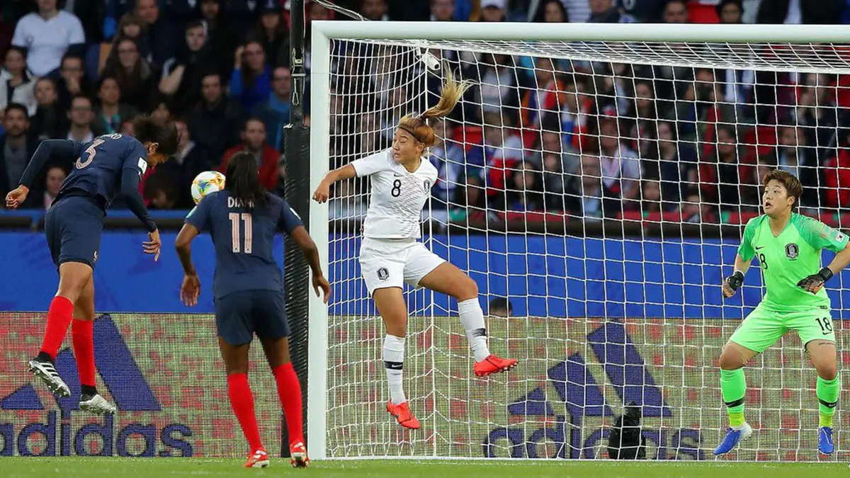 ويندي رينار لاعبة منتخب فرنسا تخطف الأضواء في كأس العالم للسيدات بسبب الشبه مع فان دايك (فيديو)