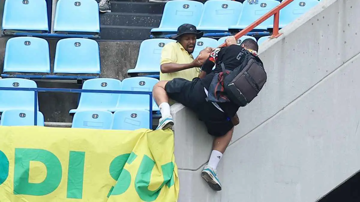 كان سيموت أو يصاب بشلل.. "منقذ" مشجع الترجي يكشف كواليس مثيرة