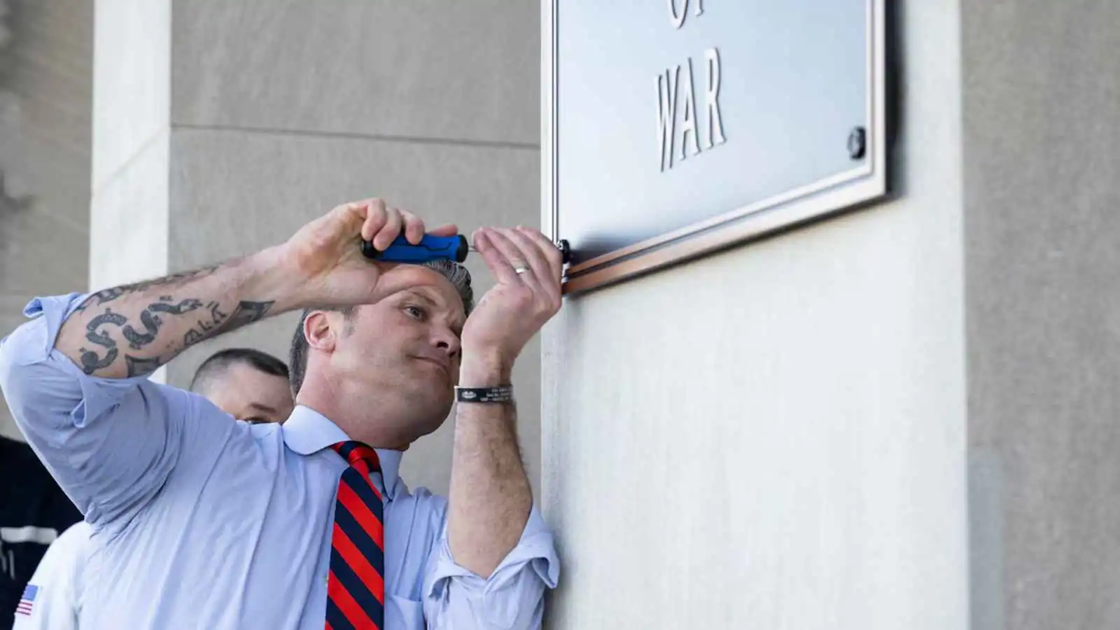 بعد إطلاق عملية "الرمح الجنوبي".. هيغسيث يعلّق لوحة "وزارة الحرب" (فيديو)