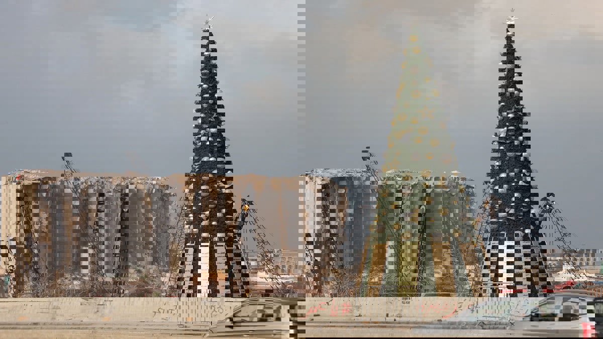 لبنان.. أسماء ضحايا انفجار مرفأ بيروت تزين أشجار عيد الميلاد (صور)