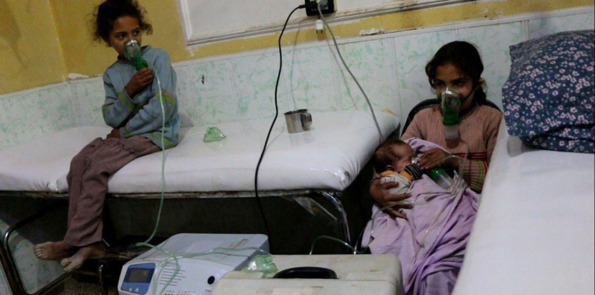 اتهامات باستخدامه غازات سامة.. اختناق 11 شخصًا في قصف للنظام السوري على مدينة دوما