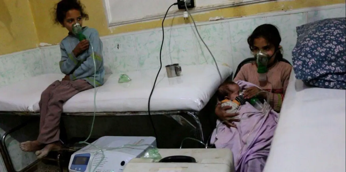 اتهامات باستخدامه غازات سامة.. اختناق 11 شخصًا في قصف للنظام السوري على مدينة دوما