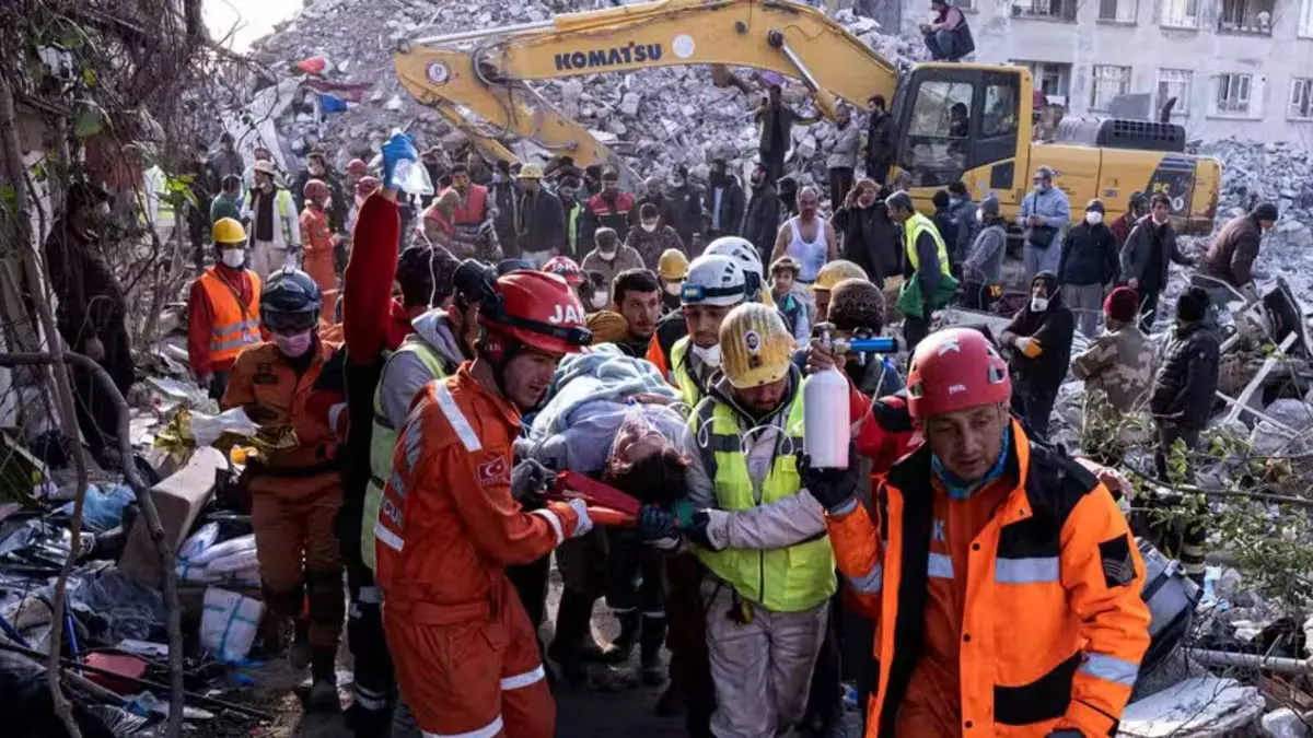 إنقاذ سيدة تركية من تحت الأنقاض في كهرمان مرعش التركية