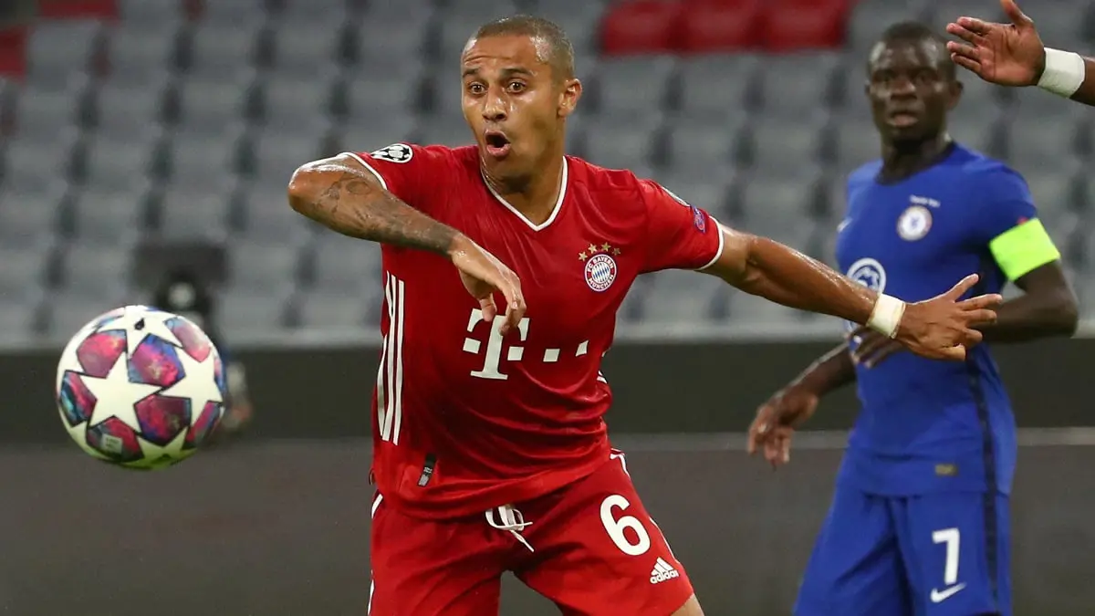 عملاق إنجليزي يزاحم ليفربول على تياغو ألكانتارا