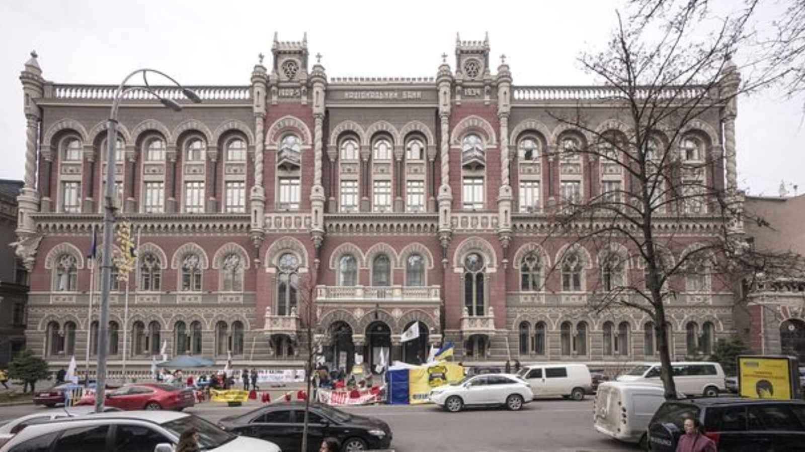 فك الارتباط بالدولار.. سلاح أوكراني جديد في معركة النفوذ بين الغرب وروسيا