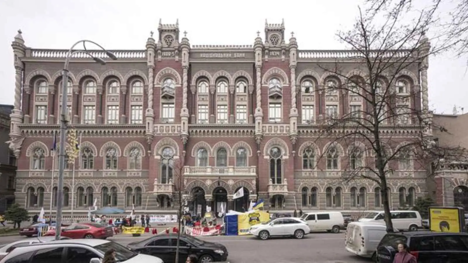 فك الارتباط بالدولار.. سلاح أوكراني جديد في معركة النفوذ بين الغرب وروسيا