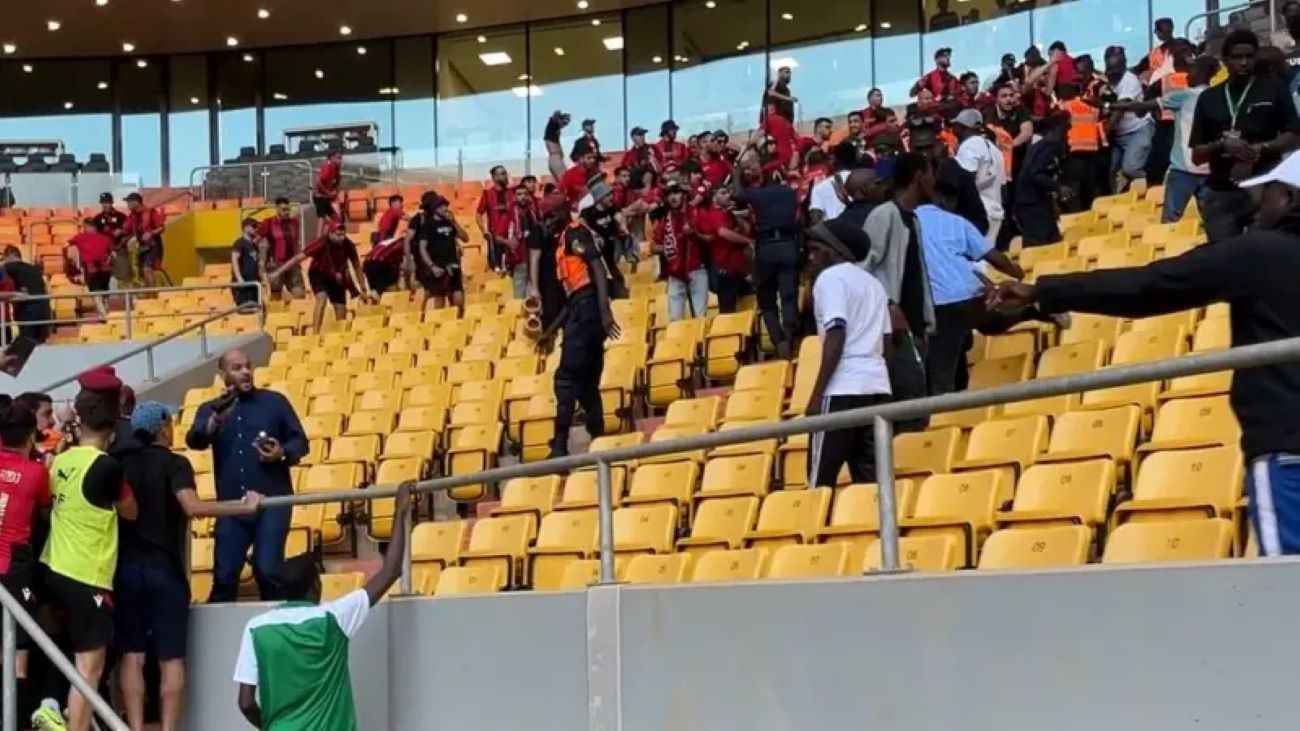 "كاف" يفتح تحقيقا.. العقوبات المحتملة ضد جاراف بعد أحداث مباراة اتحاد الجزائر