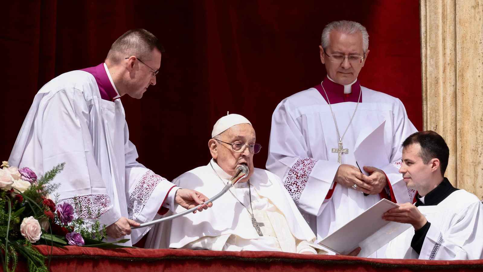 بابا الفاتيكان يدعو لوقف إطلاق النار في غزة (صور)