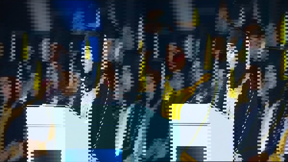 "آينشتاين العرب".. طالبة إماراتية تخطف الأضواء في حفل تخرجها (فيديو)