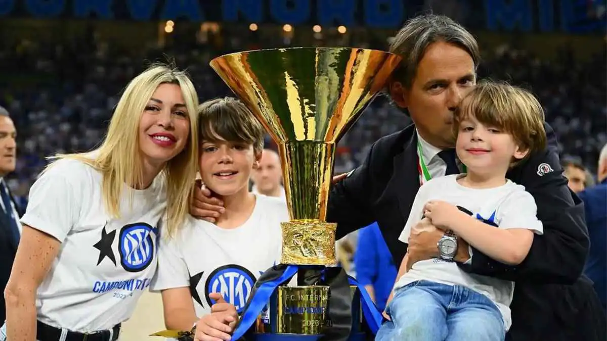 أنفقوا الملايين بعد رحيله.. زوجة مدرب الهلال السعودي تهاجم إنتر ميلان