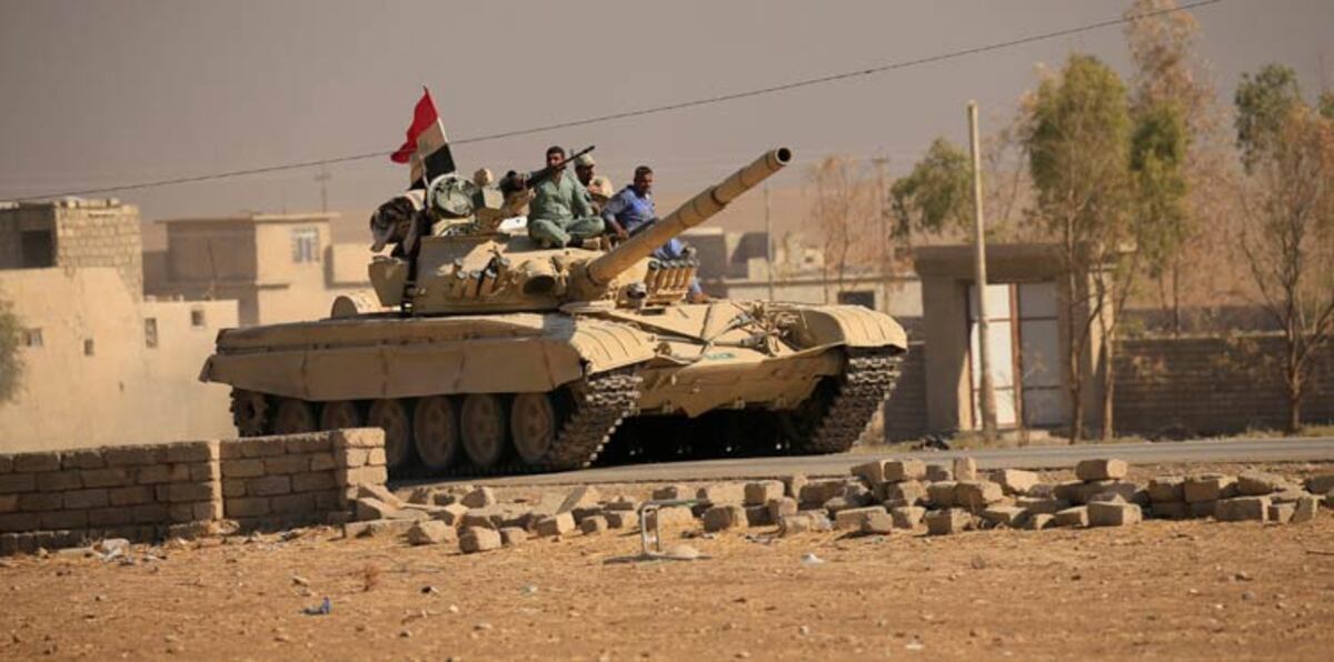 القوات العراقية تقترب من مطار الموصل